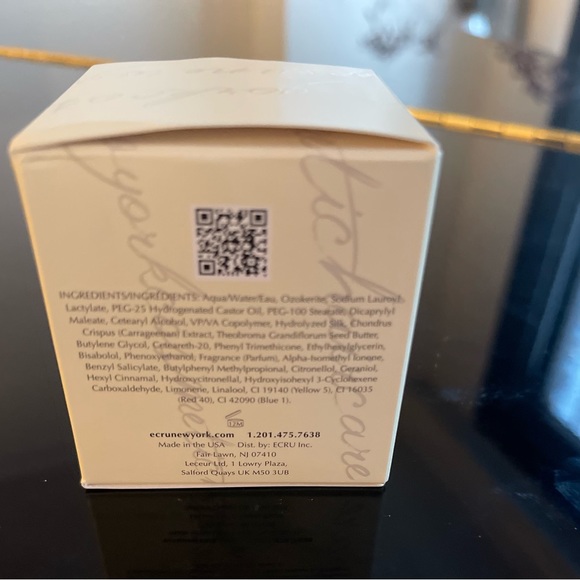 Ecru silk texturizing balm for hair. - Picture 3 of 4